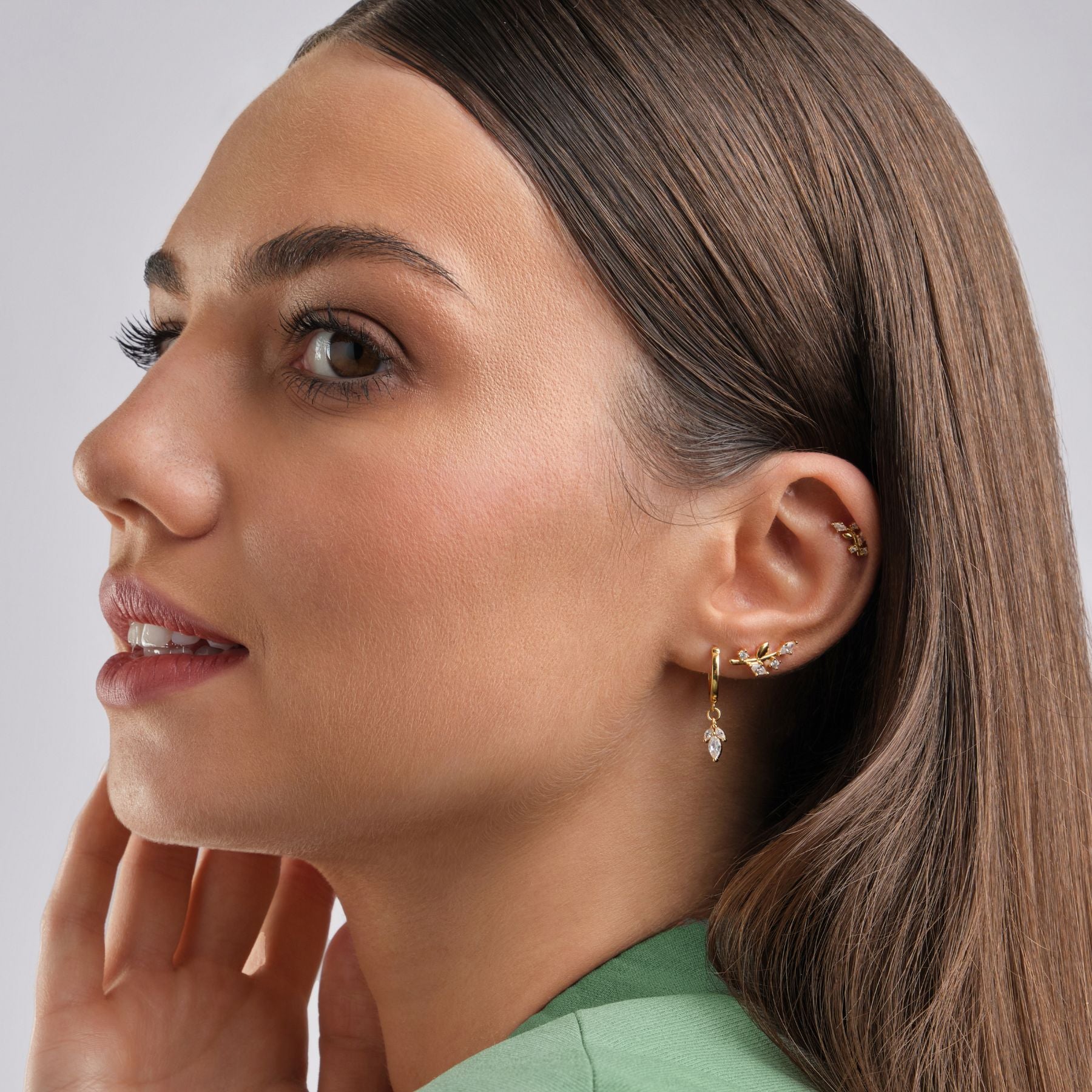 Boucle d'oreille grimpante feuille or / dorée qui longe le lobe de l'oreille. Les Joyaux d'auré