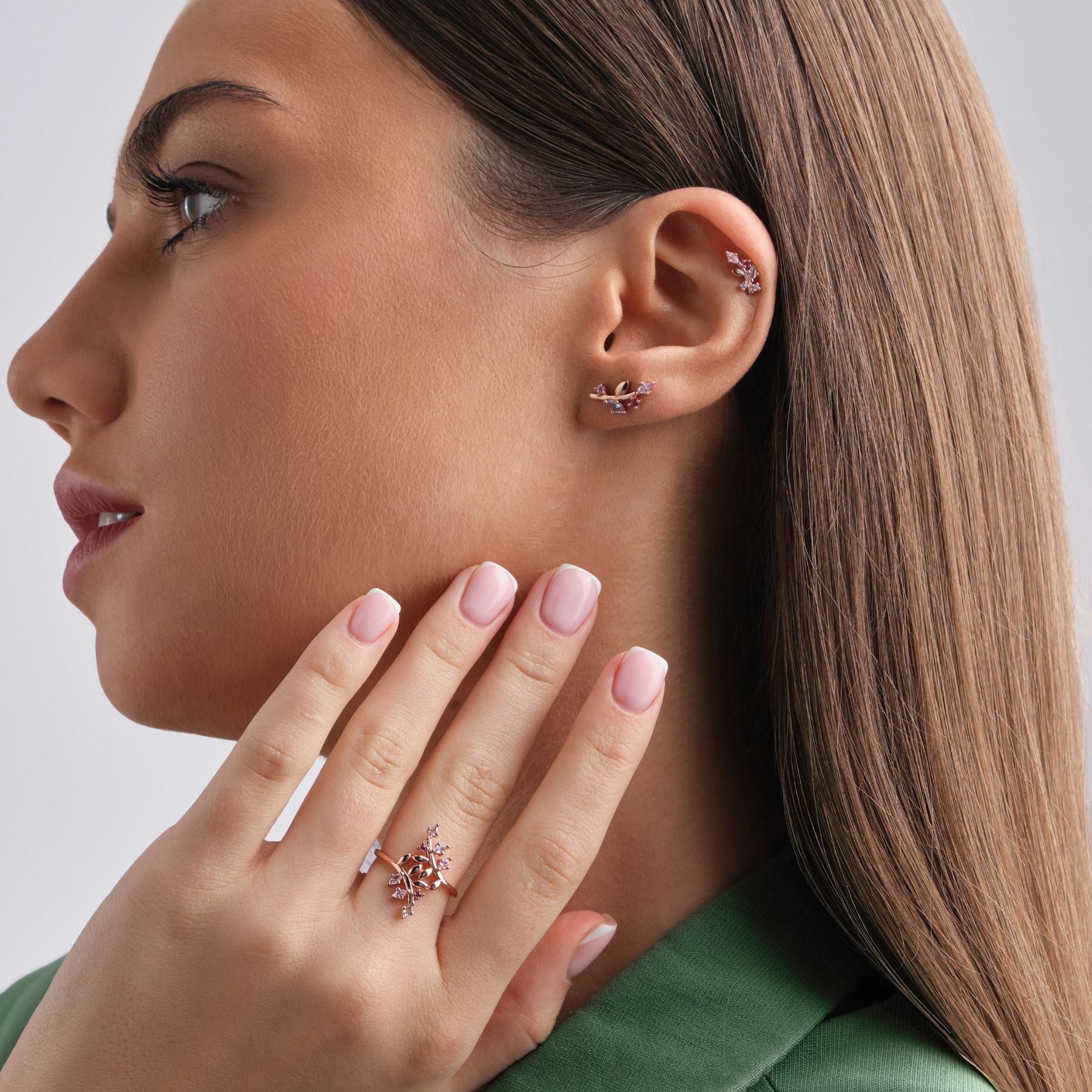 Boucle d'oreille grimpante or rose en forme de feuille qui longe l'oreille. Les Joyaux d'Auré