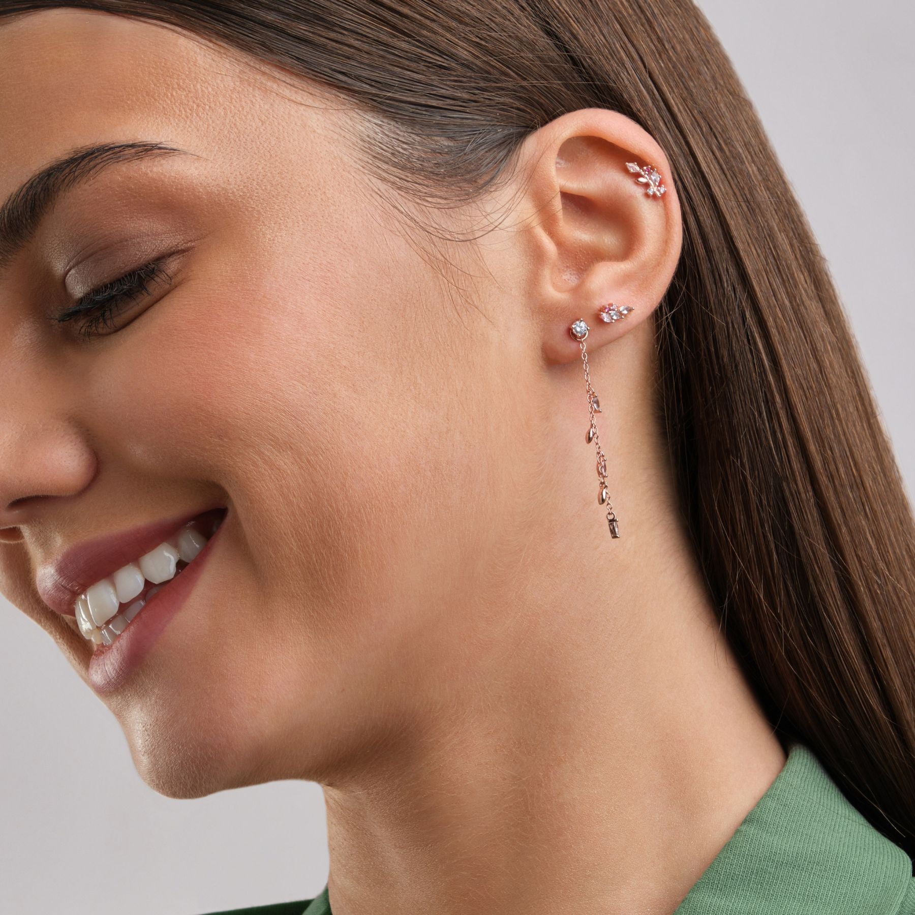 Boucle d'oreille pendante avec feuille or rose et pierres les joyaux d'aure. Bijoux élégants pour femme en or rose