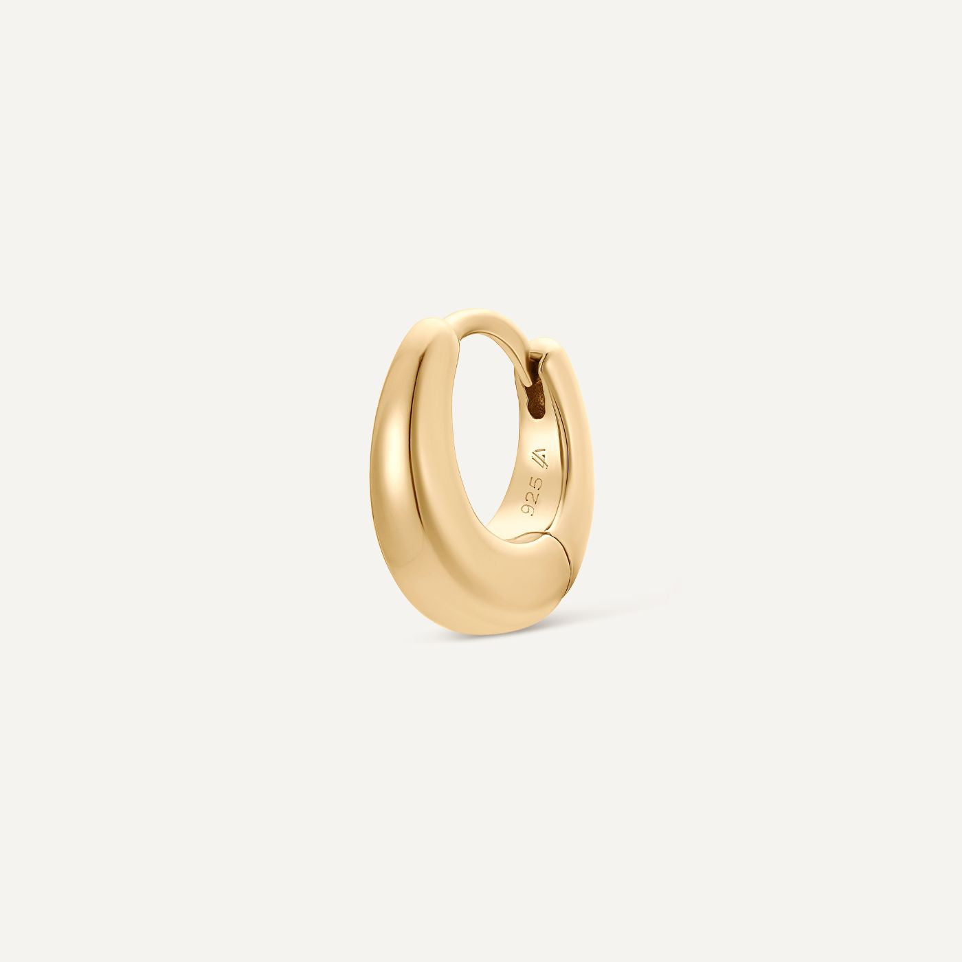créole dorée, boucle d'oreille or, créole brute et épaisse. boucle d'oreille