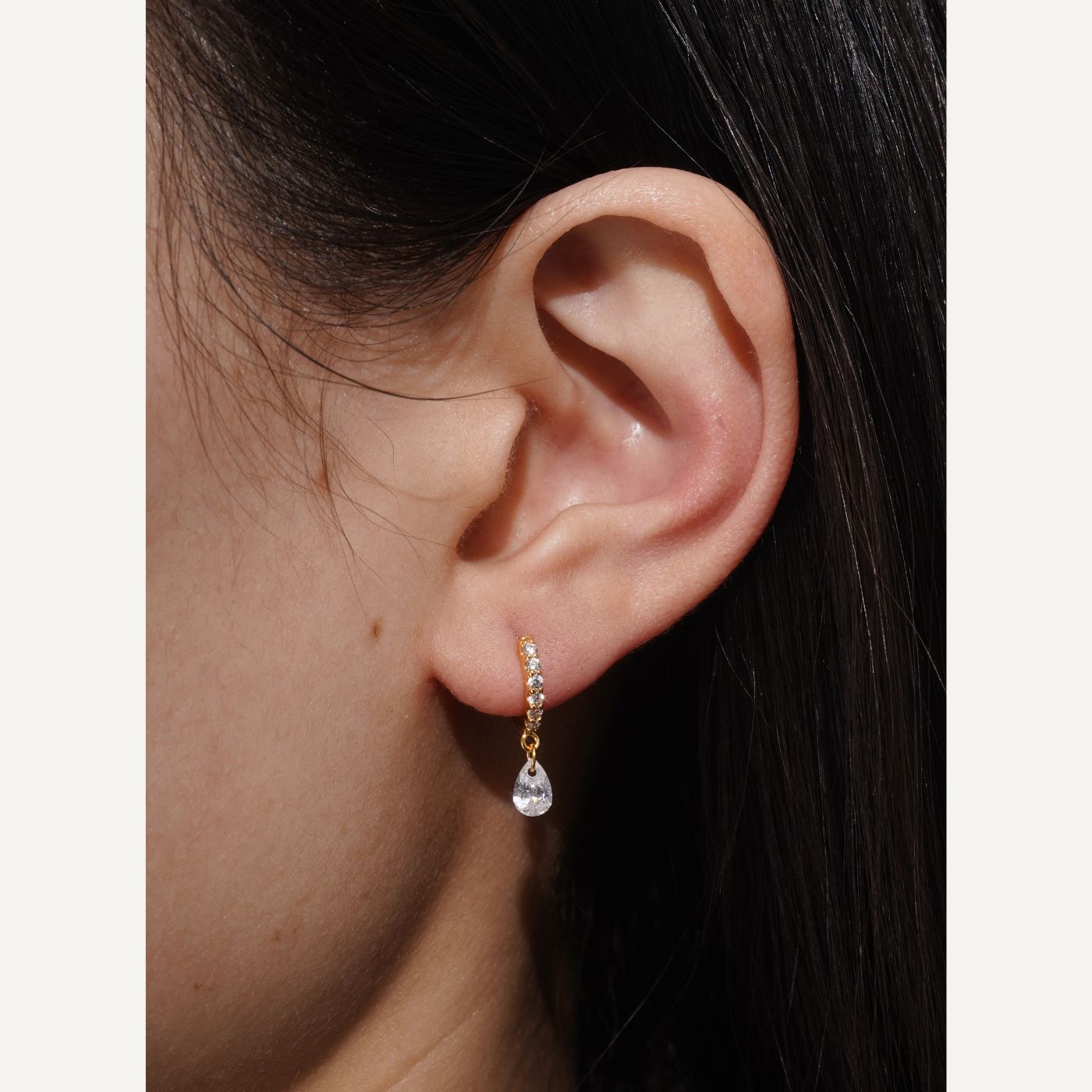 Mini créole et pierres blanches. Les Joyaux d'Auré. Marque de bijoux. Bijoux de créateur.