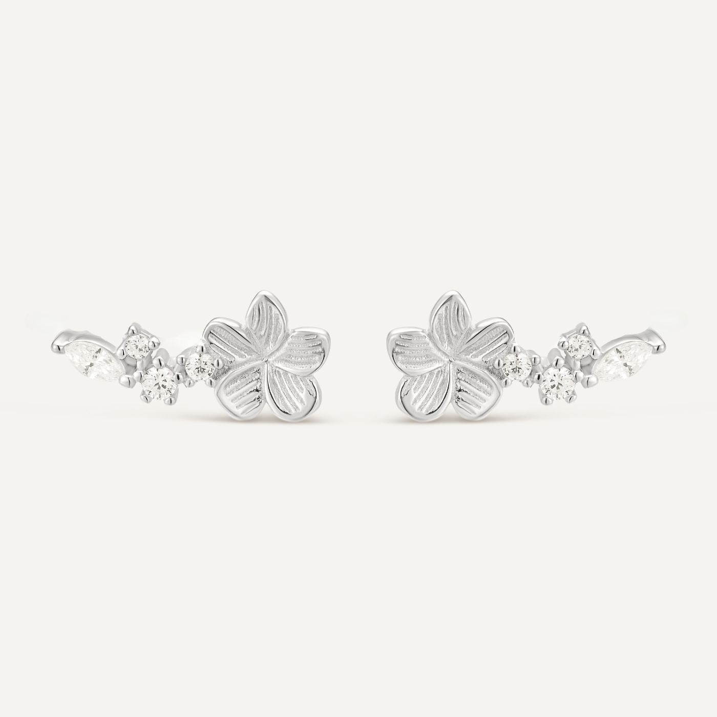 Boucle d'oreille grimpante fleurie argent. Boucle d'oreilles fleur métal argent et ear cuff fleur argent