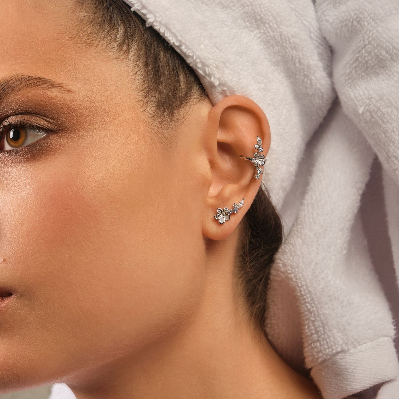 Boucle d'oreille grimpante fleurie argent. Boucle d'oreilles fleur métal argent et ear cuff fleur argent