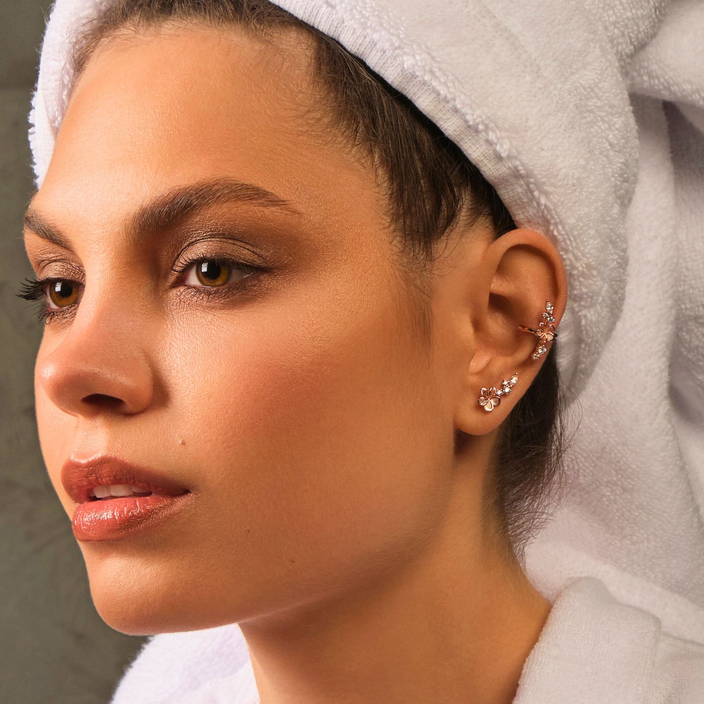 Boucle d'oreille grimpante or rose. Boucle d'oreilles fleur métal et ear cuff fleur or rose