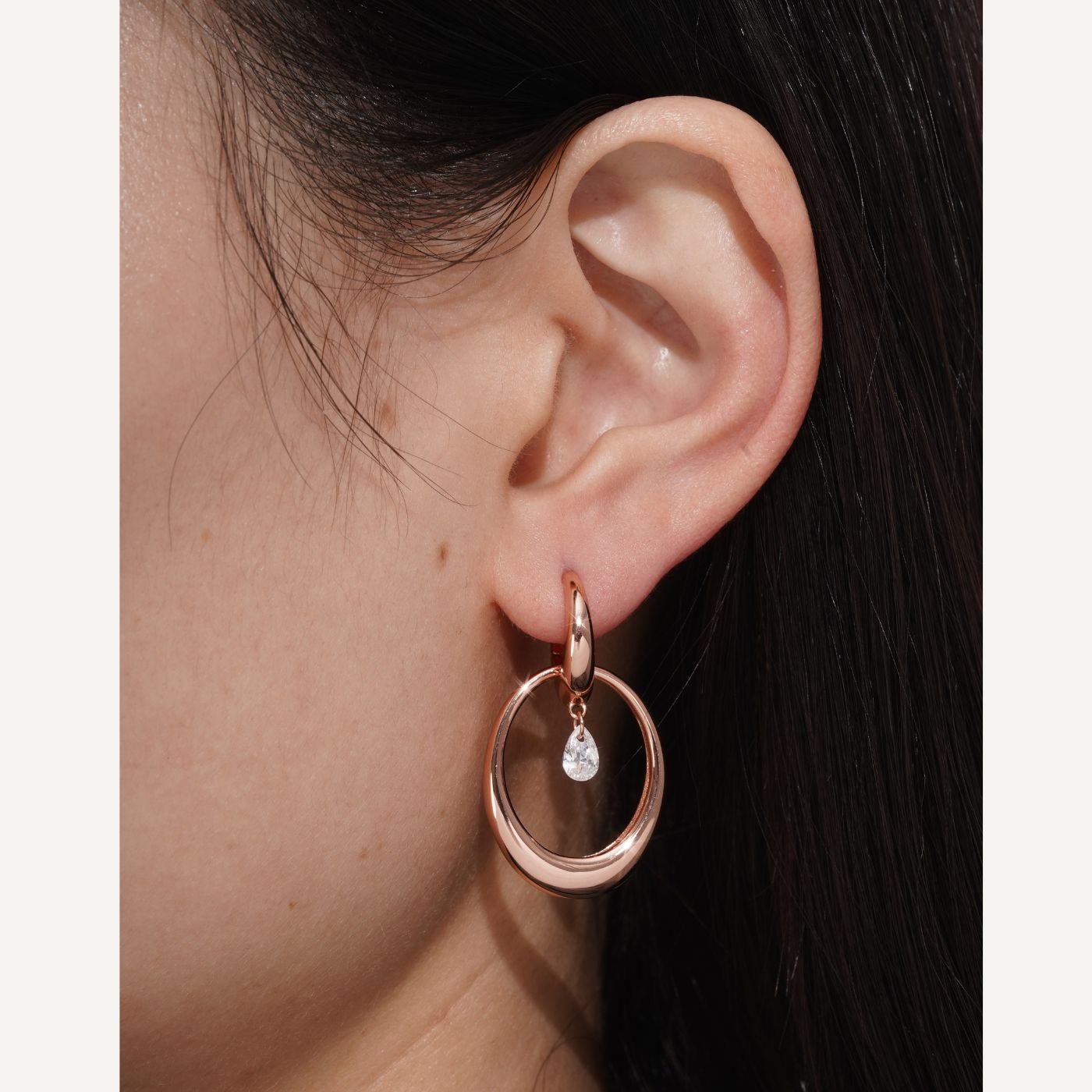 anneau d'oreille. Charm de boucle d'oreille. Bijoux or rose. Marque de bijoux tendance