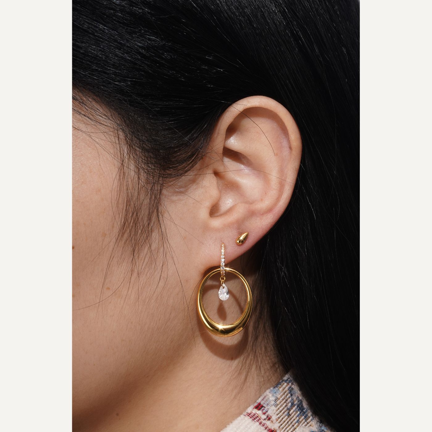 boucle d'oreille 2 en 1, anneau charm amovible et mini créole scintillante Les Joyaux d'Auré. Boucle d'oreille puce dorée