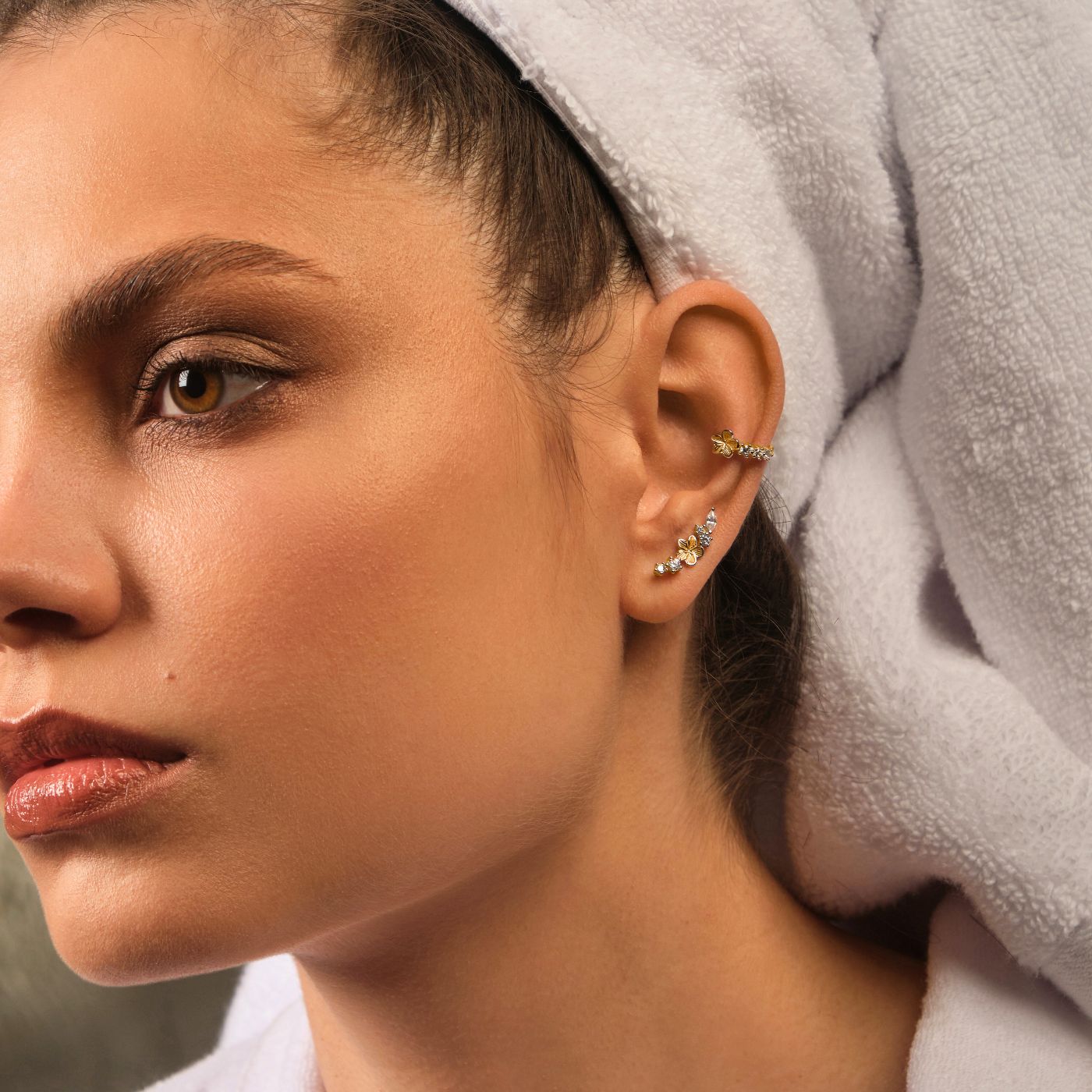 Mix and match bijoux d'oreille or. Bijoux fleurs. Boucles d'oreilles grimpantes or et ear cuff fleur or conch