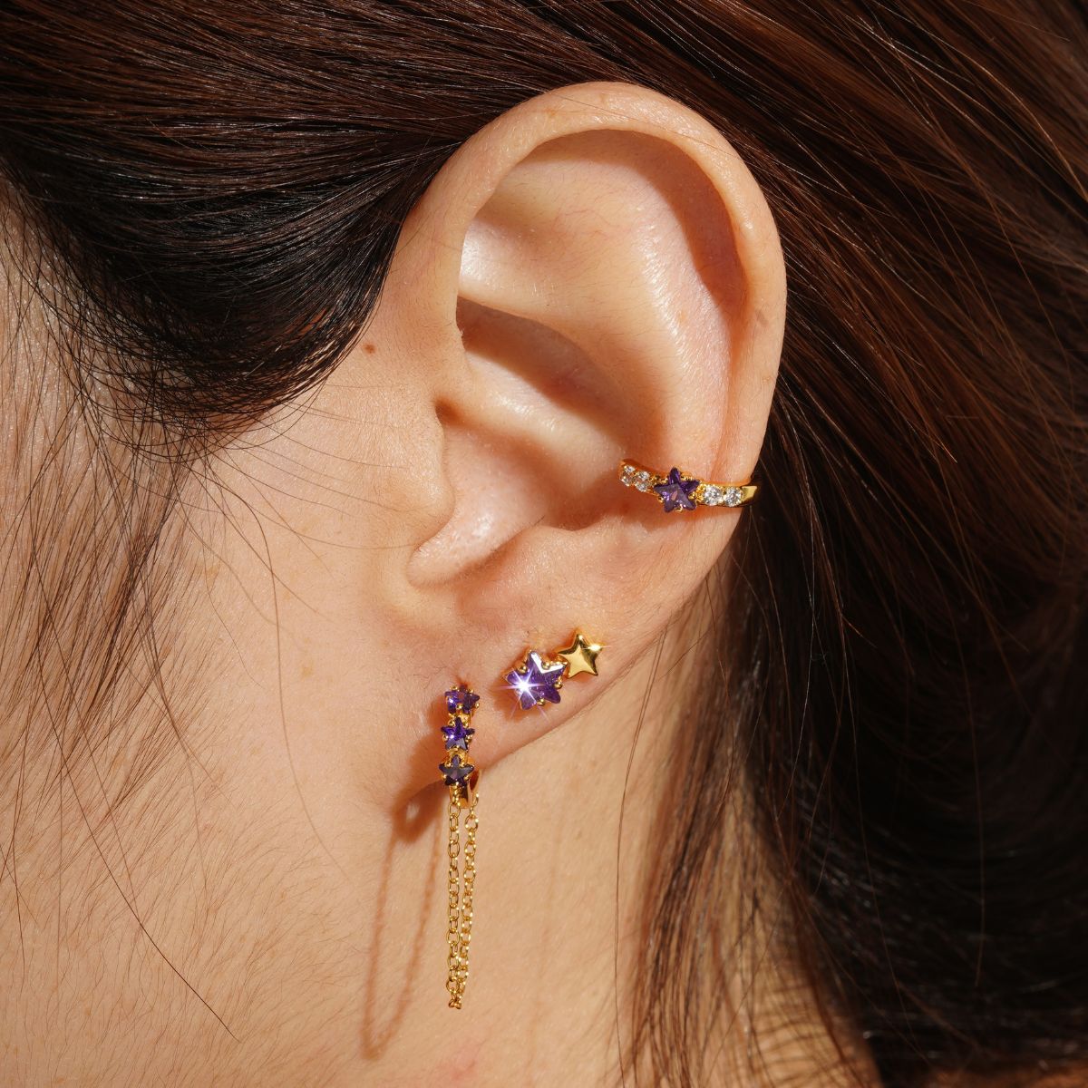 puce d'oreille or. Boucles d'oreilles or et pierres étoiles amethyste. Les joyaux d'aure