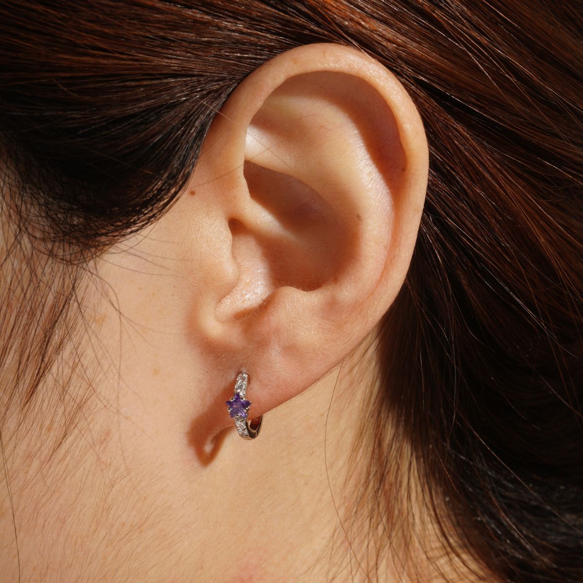 boucles d'oreilles argent. Créoles tendances avec pierres violettes