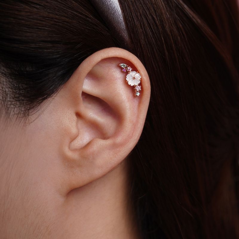 piercing helix, piercing coloré. Piercing originaux. Bijoux fleur