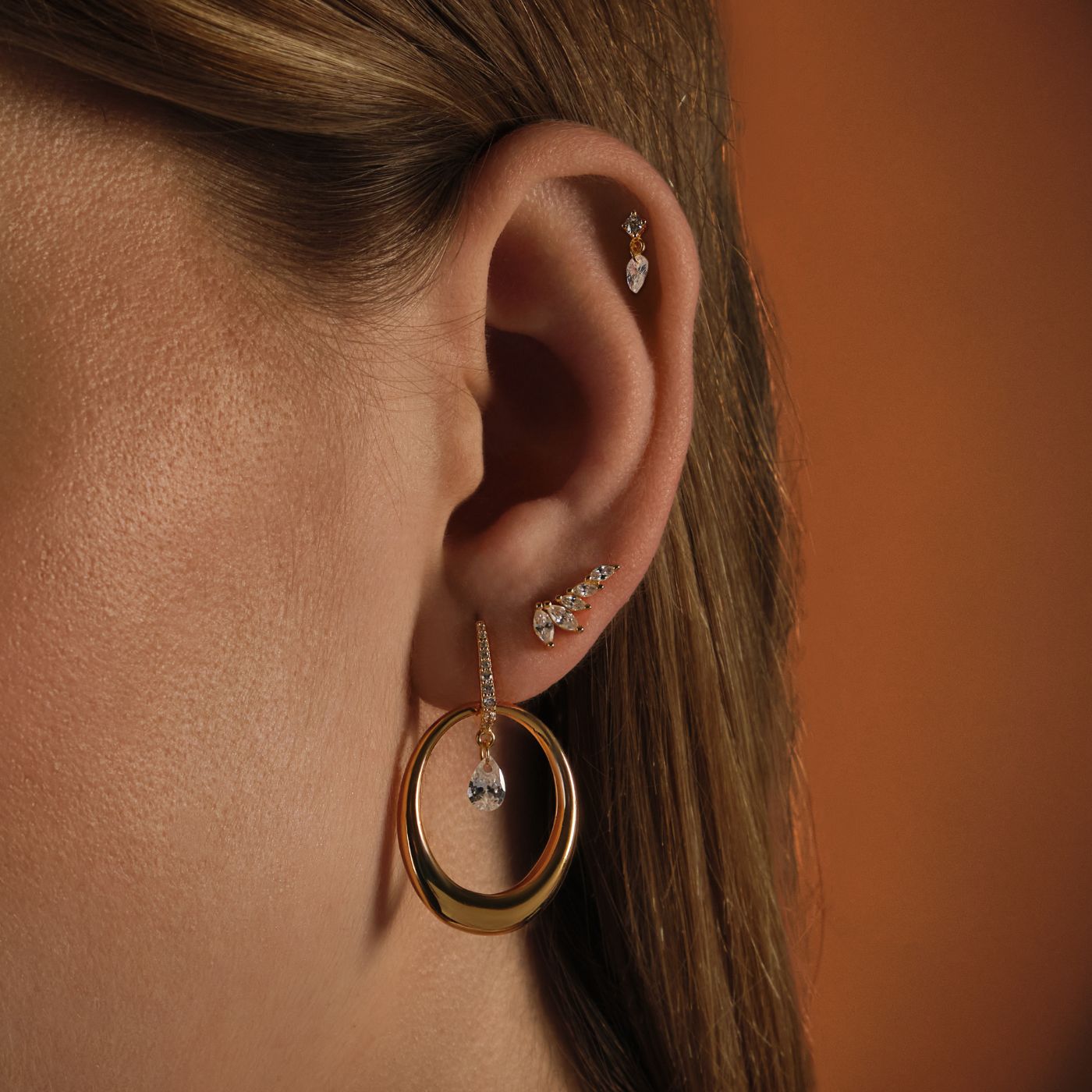 piercing oreille or avec goutte d'eau. piercing hélix or. Bijoux dorés. Piercing oreille. Piercing oreille dorés, or. boucle d'oreille doré