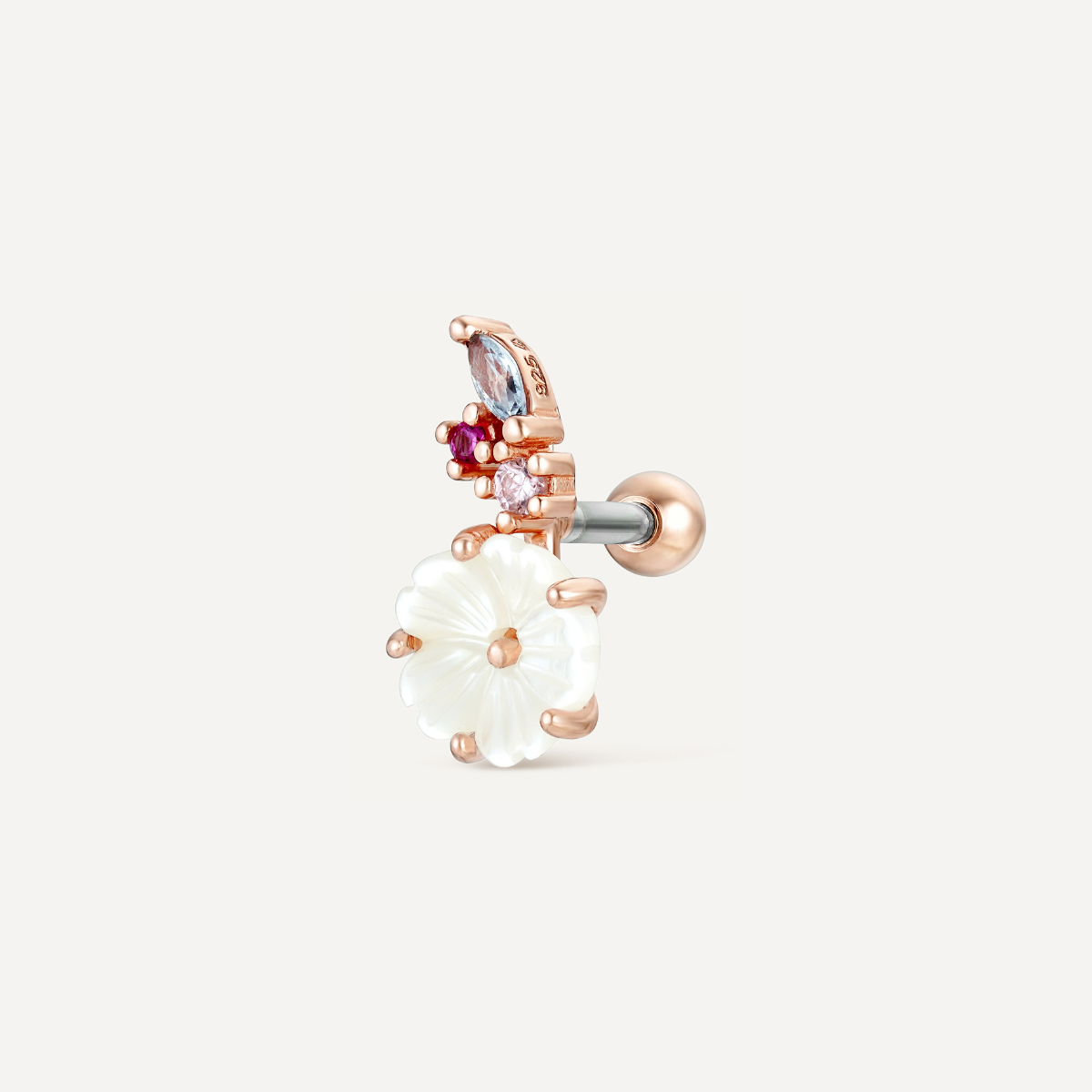 Piercing Philaé, fleur en nacre, argent 925, or rose 18 carats, zircon rose, bijou hélix. Les Joyaux d'Auré