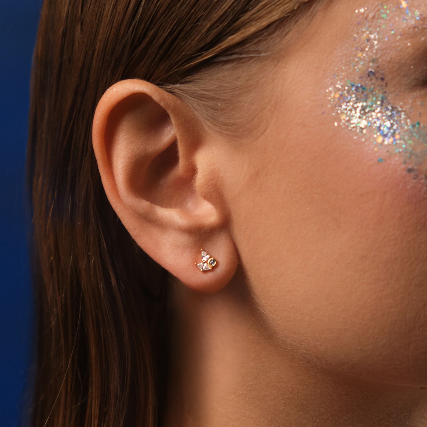 boucles d'oreilles or et pierres blanches. Puce d'oreille dorée