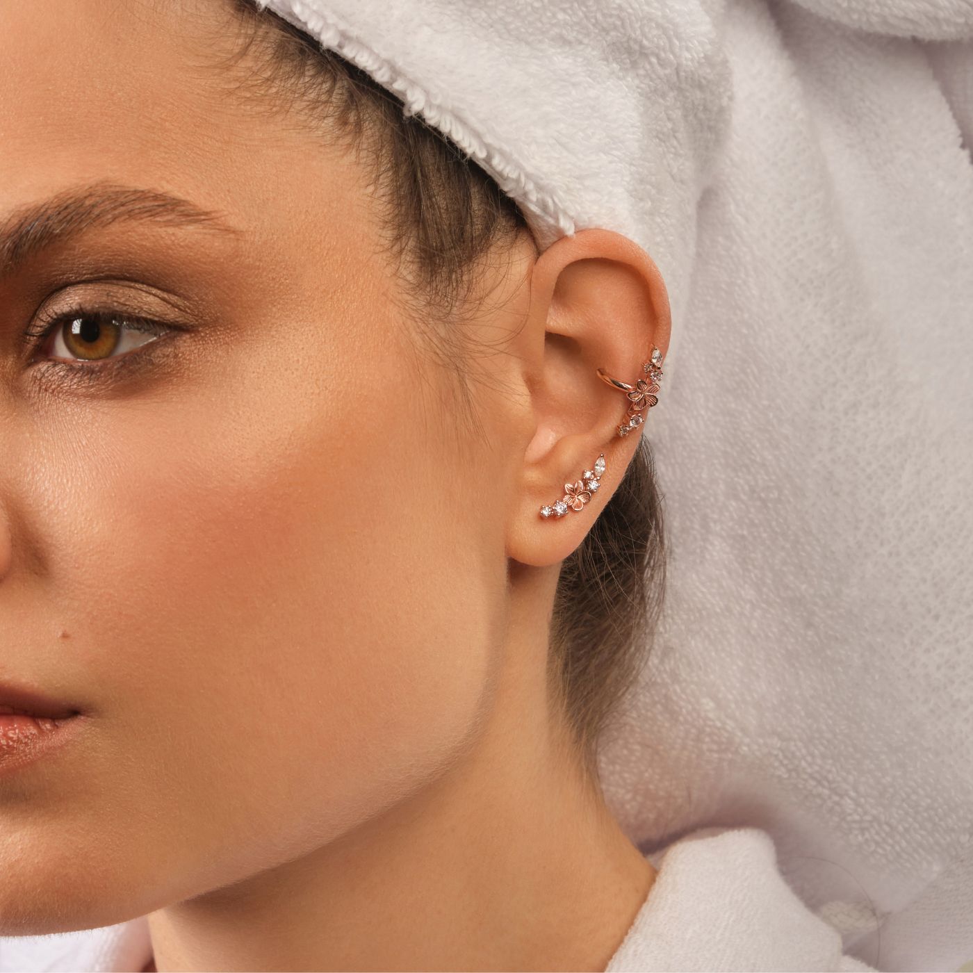 Boucle d'oreille grimpante rose gold. Boucle d'oreille qui remonte le long du lobe et ear cuff conch or rose