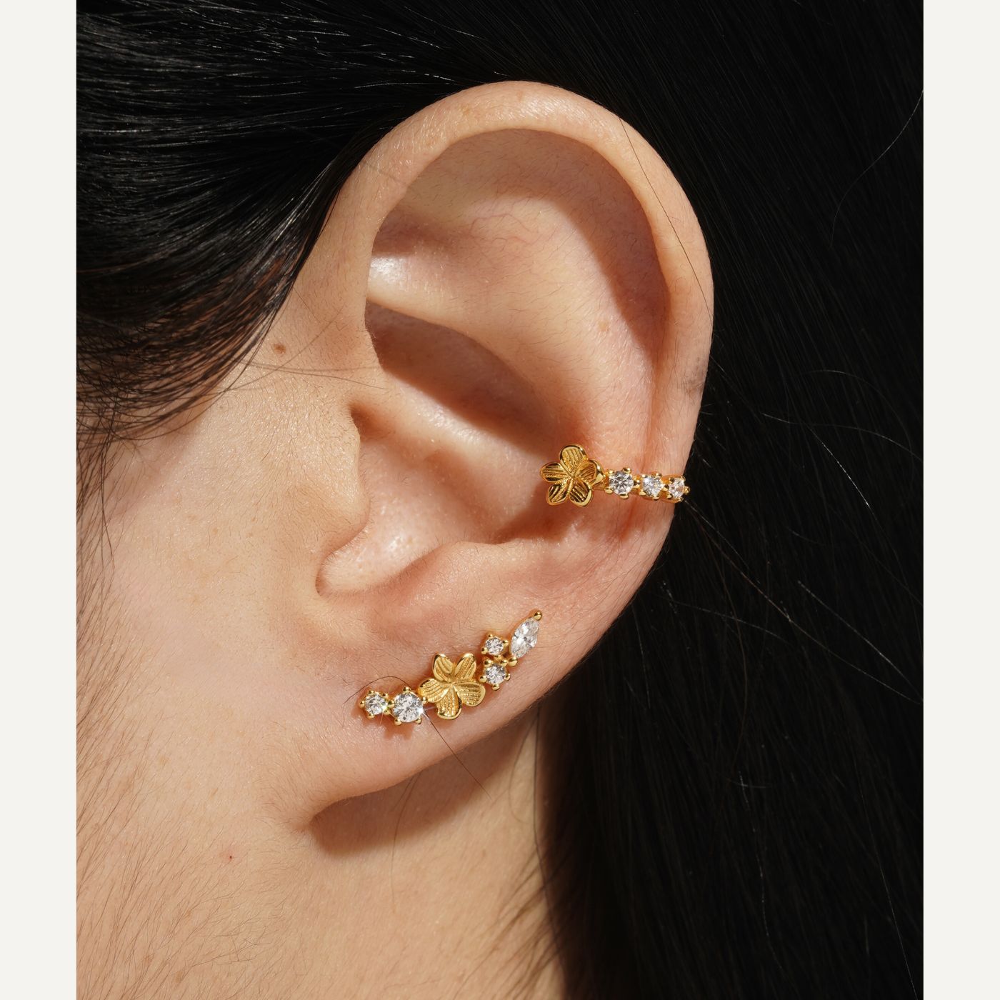 Boucle d'oreille grimpante dorée. Boucle d'oreille qui remonte le long du lobe et ear cuff conch
