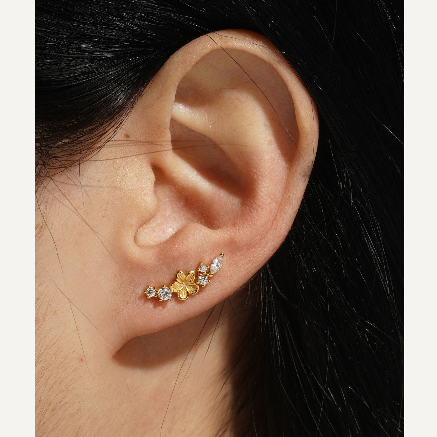 Boucle d'oreille grimpante dorée. Boucle d'oreille qui remonte le long du lobe et ear cuff conch