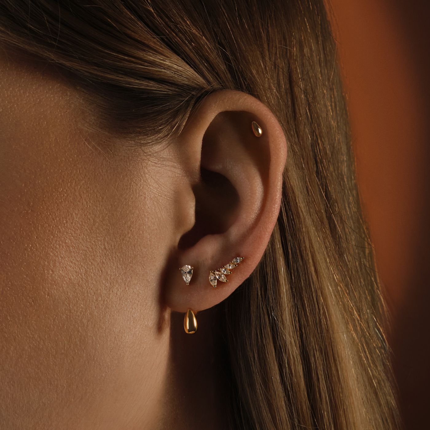 Piercing d'oreille original et tendance. Bijoux dorés. Marque de bijoux tendance