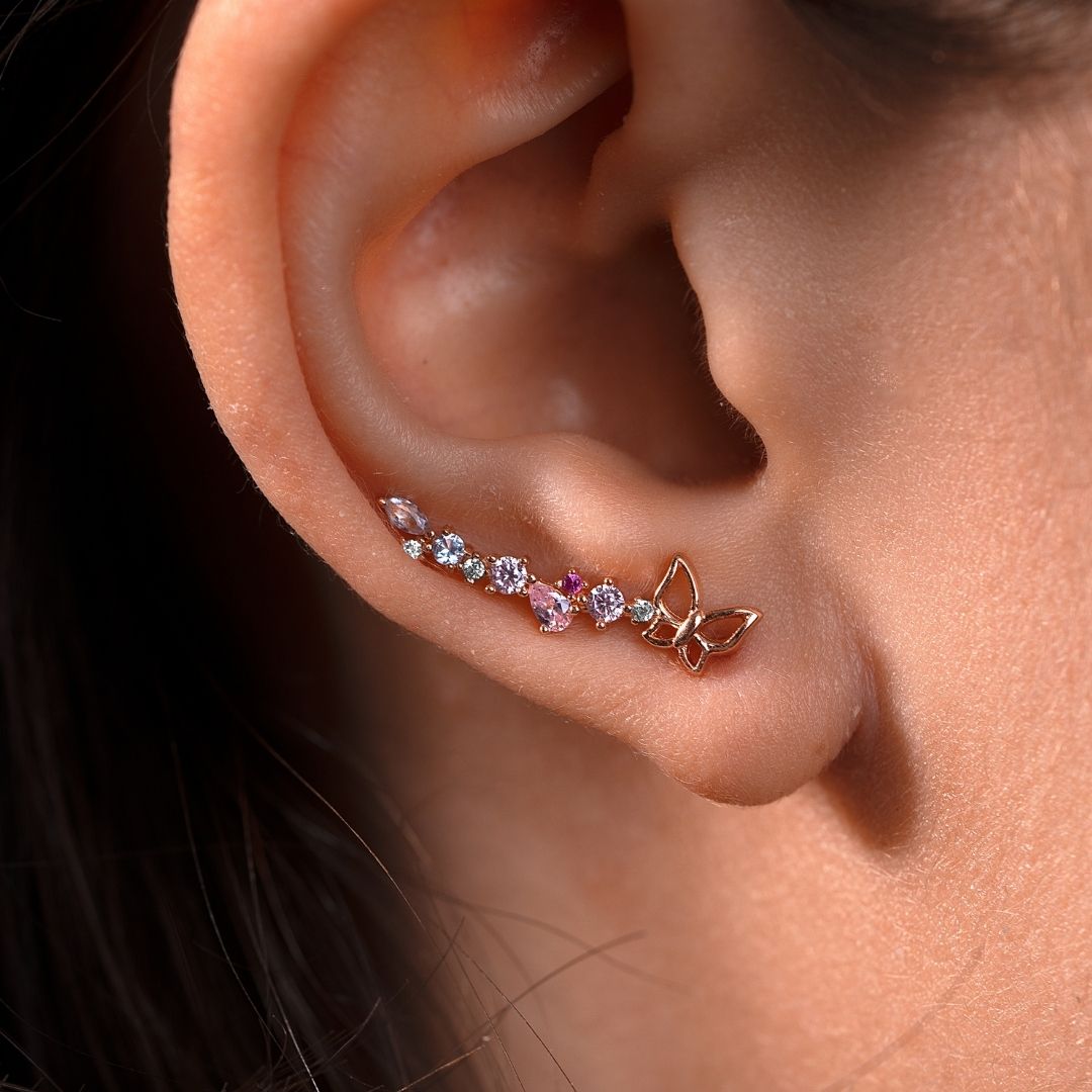 Boucles d'oreilles grimpantes pour femme or rose avec papillon et pierres colorées. Climber pour femme. Les Joyaux d'Auré. Boucle d'oreille papillon.