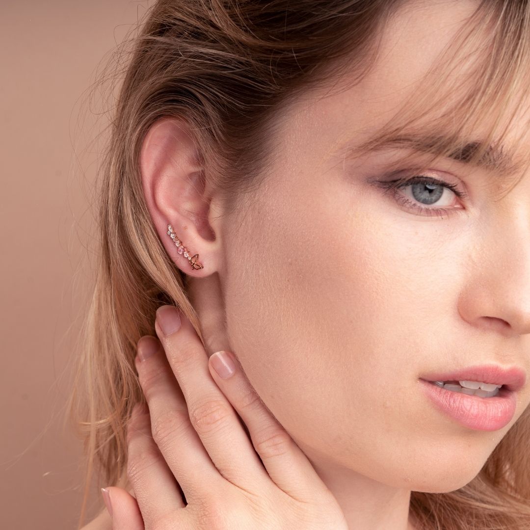 Boucles d'oreilles grimpantes pour femme or rose avec papillon et pierres colorées. Climber pour femme. Les Joyaux d'Auré. Boucle d'oreille papillon.