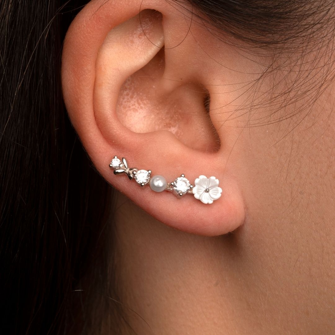 Boucles d'oreilles grimpantes argentées en argent 925 dorée à l'or blanc. Boucles d'oreilles grimpantes fleur et papillon avec pierres. Les Joyaux d'Auré. Climber. Boucle qui remontent le long de l'oreille.