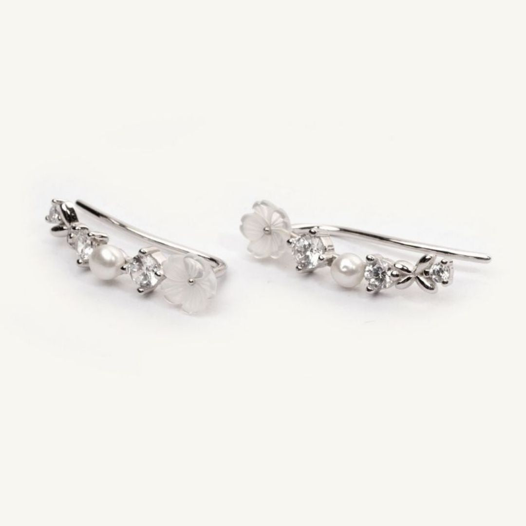 Boucles d'oreilles grimpantes argentées en argent 925 dorée à l'or blanc. Boucles d'oreilles grimpantes fleur et papillon avec pierres. Les Joyaux d'Auré. Climber. Boucle qui remontent le long de l'oreille.