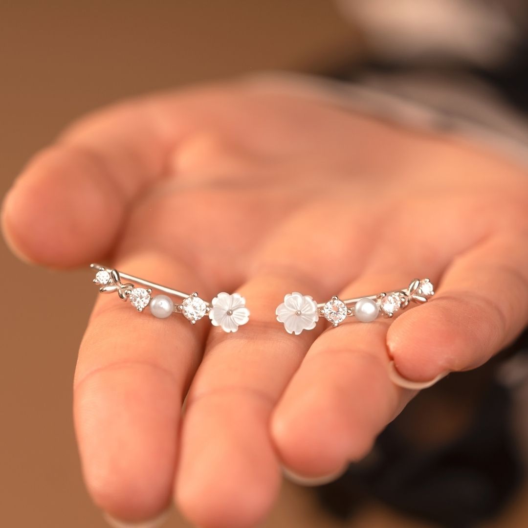 Boucles d'oreilles grimpantes argentées en argent 925 dorée à l'or blanc. Boucles d'oreilles grimpantes fleur et papillon avec pierres. Les Joyaux d'Auré. Climber. Boucle qui remontent le long de l'oreille.