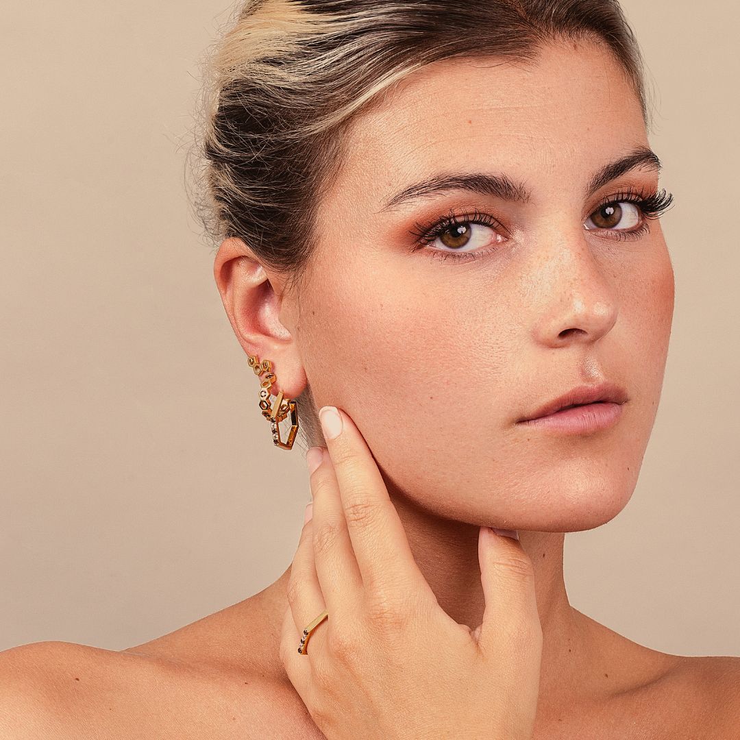 Grandes créoles dorées originales pour femme. En forme d'alvéoles. Boucles d'oreilles octogonale avec pierres. Les Joyaux d'Auré. Boucle d'oreille inspirée des abeilles