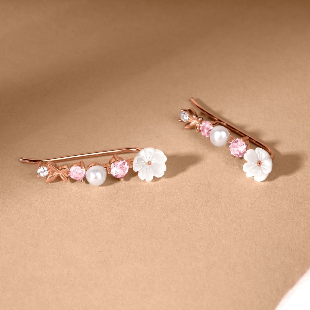 Cette boucle d'oreille fleur est réalisée en argent 925 et dorée à l'or fin 18k. Boucle d'oreilles grimpante. Climber Les Joyaux d'Auré