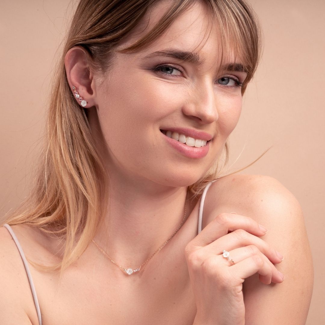Cette boucle d'oreille fleur est réalisée en argent 925 et dorée à l'or fin 18k. Boucle d'oreilles grimpante. Climber Les Joyaux d'Auré