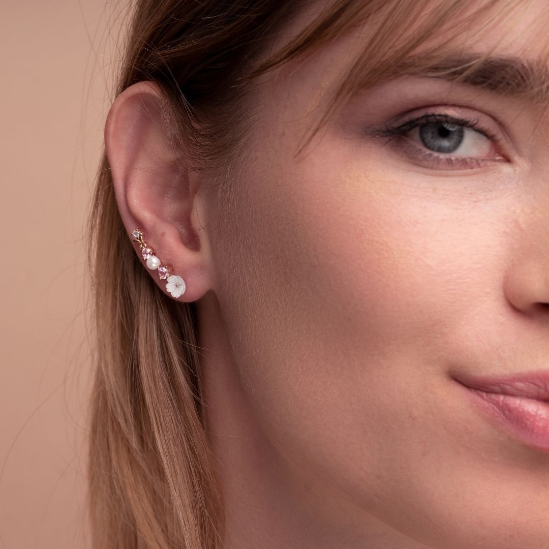 Cette boucle d'oreille fleur est réalisée en argent 925 et dorée à l'or fin 18k. Boucle d'oreilles grimpante. Climber Les Joyaux d'Auré