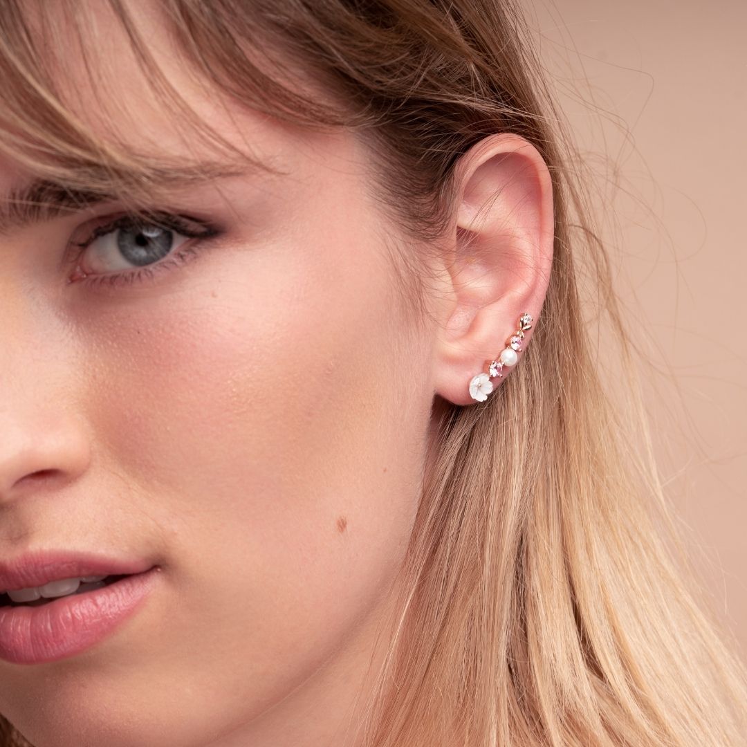Cette boucle d'oreille fleur est réalisée en argent 925 et dorée à l'or fin 18k. Boucle d'oreilles grimpante. Climber Les Joyaux d'Auré