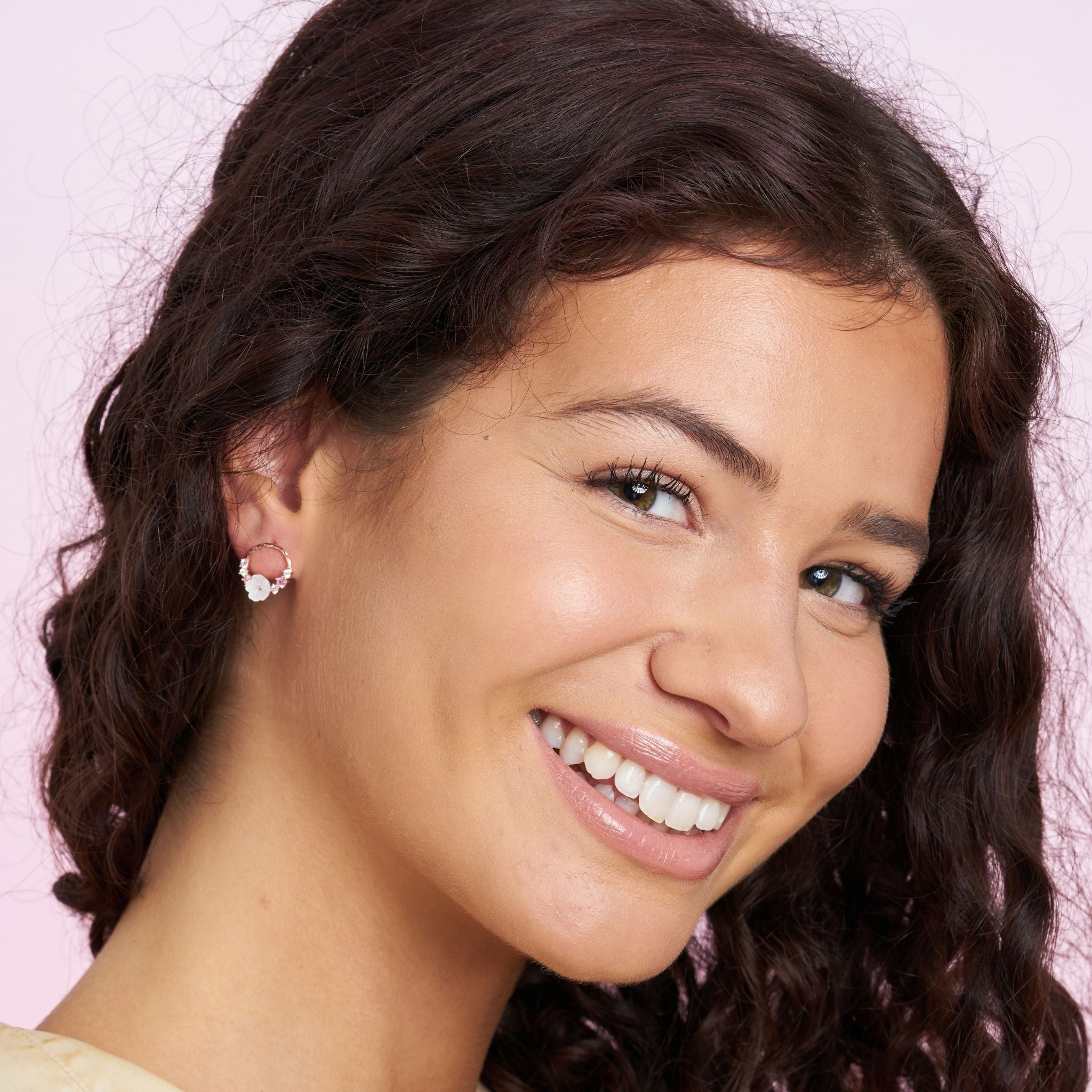 Boucle d'oreille ronde avec pierres et fleur, confectionnées en argent 925 et dorées à l'or rose. Boucle d'oreille fleur Les joyaux d'Auré