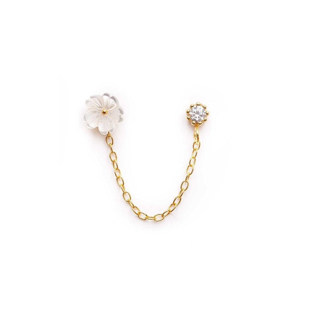 Boucles d'oreilles asymétriques pour femme. Argent 925 et dorées à l'or fin jaune. Perle blanches et fleur blanche en nacre. Boucle d'oreilles pendantes. Boucles d'oreilles chaine Les Joyaux d'Auré