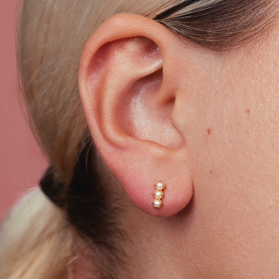 Boucles d'oreilles puces avec perles blanches. Puces or jaune pour femme. Boucle d'oreilles pour 3ème trou. Les joyaux d'Auré