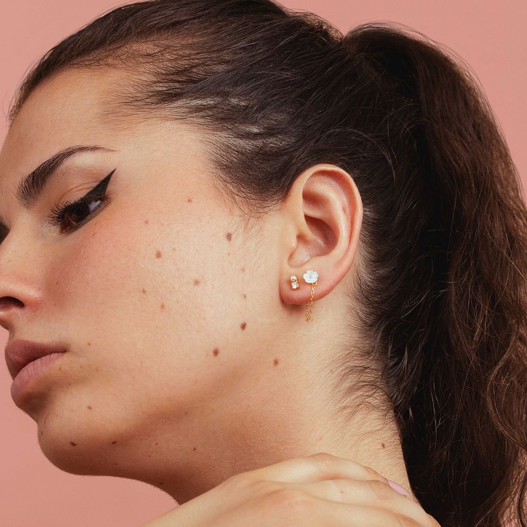 Boucles d'oreilles asymétriques pour femme. Argent 925 et dorées à l'or fin jaune. Perle blanches et fleur blanche en nacre. Boucle d'oreilles pendantes. Boucles d'oreilles chaine Les Joyaux d'Auré
