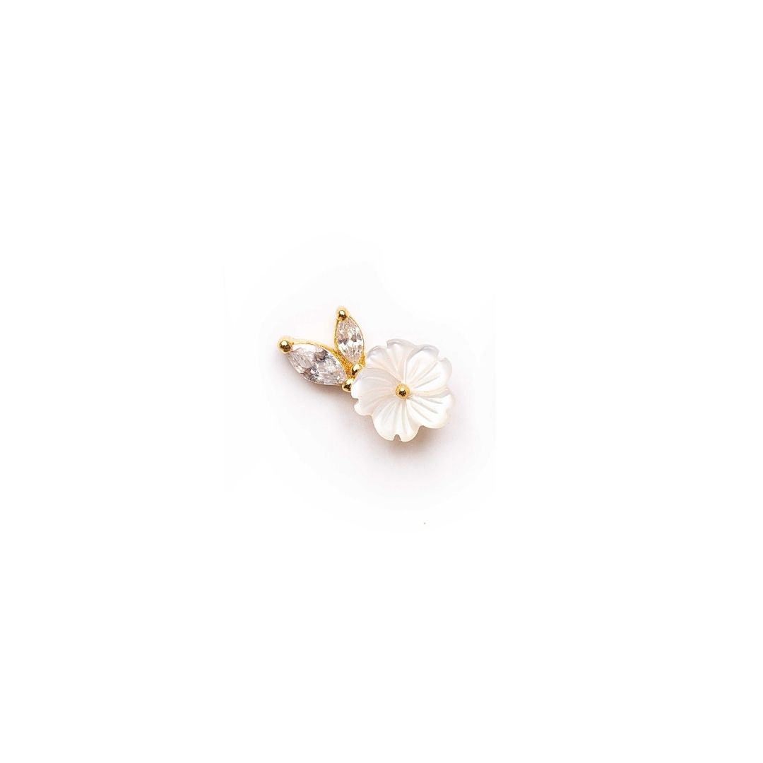 Boucles d'oreilles grimpantes pour femme avec fleur, or jaune et fleur blanche en nacre. Boucles d'oreilles asymétriques. Les Joyaux d'Auré