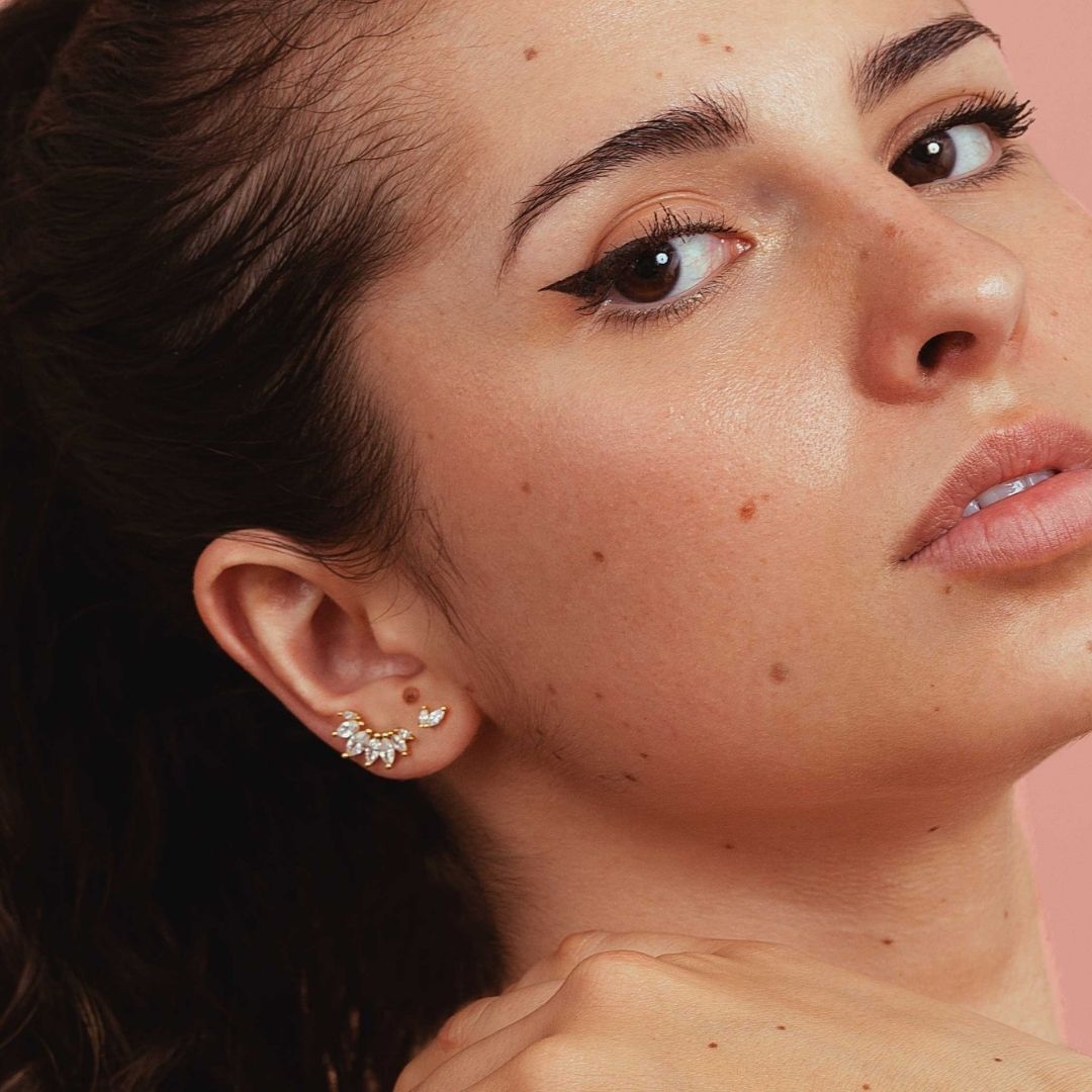 Boucle d'oreille asymétriques pour femme. Boucles d'oreilles grimpantes or et puces avec pierres blanches. Boucles d'oreilles épis. Les Joyaux d'Auré