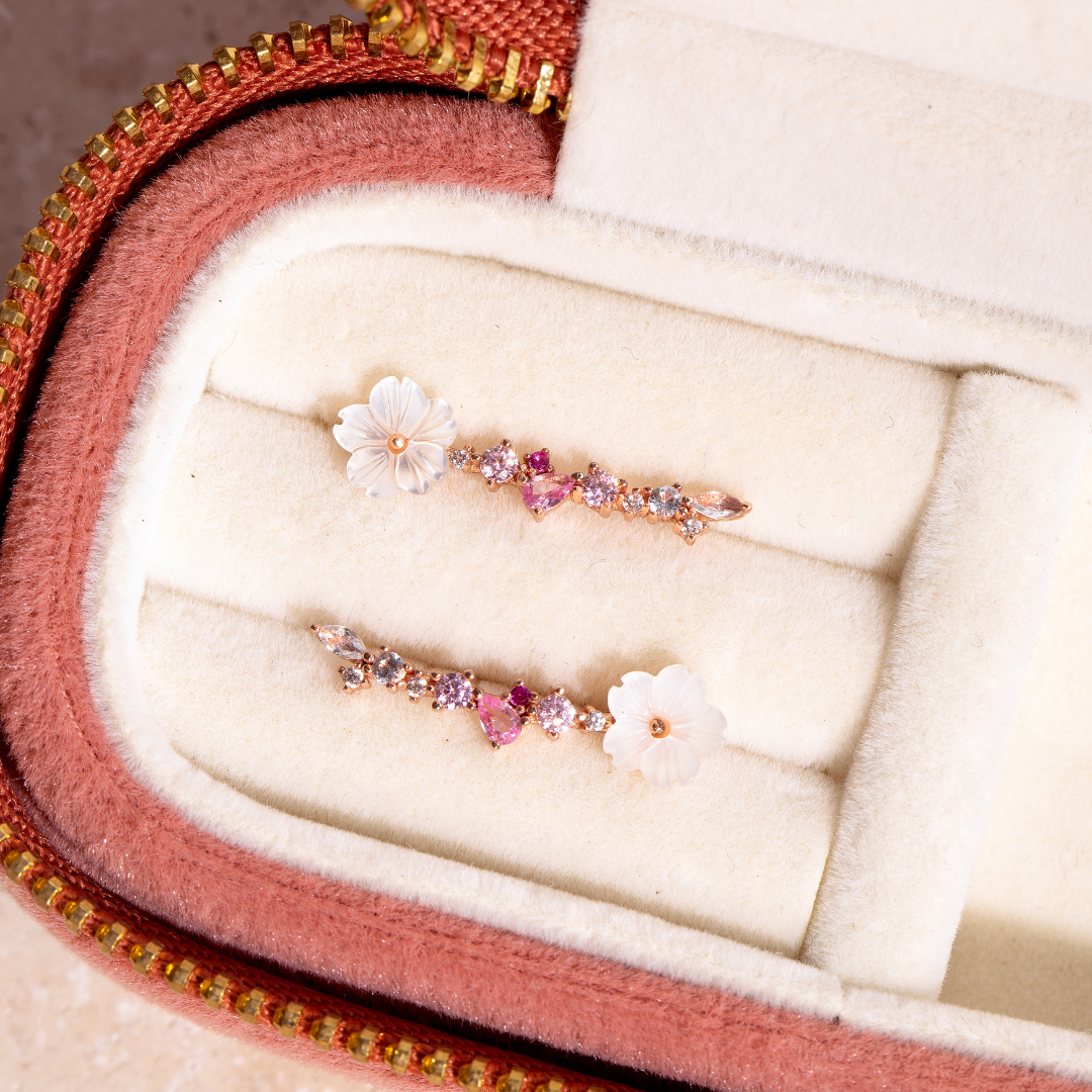 boucles d'oreilles les joyaux d'auré - climber - boucles d'oreilles qui remontent le long de l'oreilles avec pierres colorées et fleur blanche en nacre. Boucle d'oreille grimpante pour femme