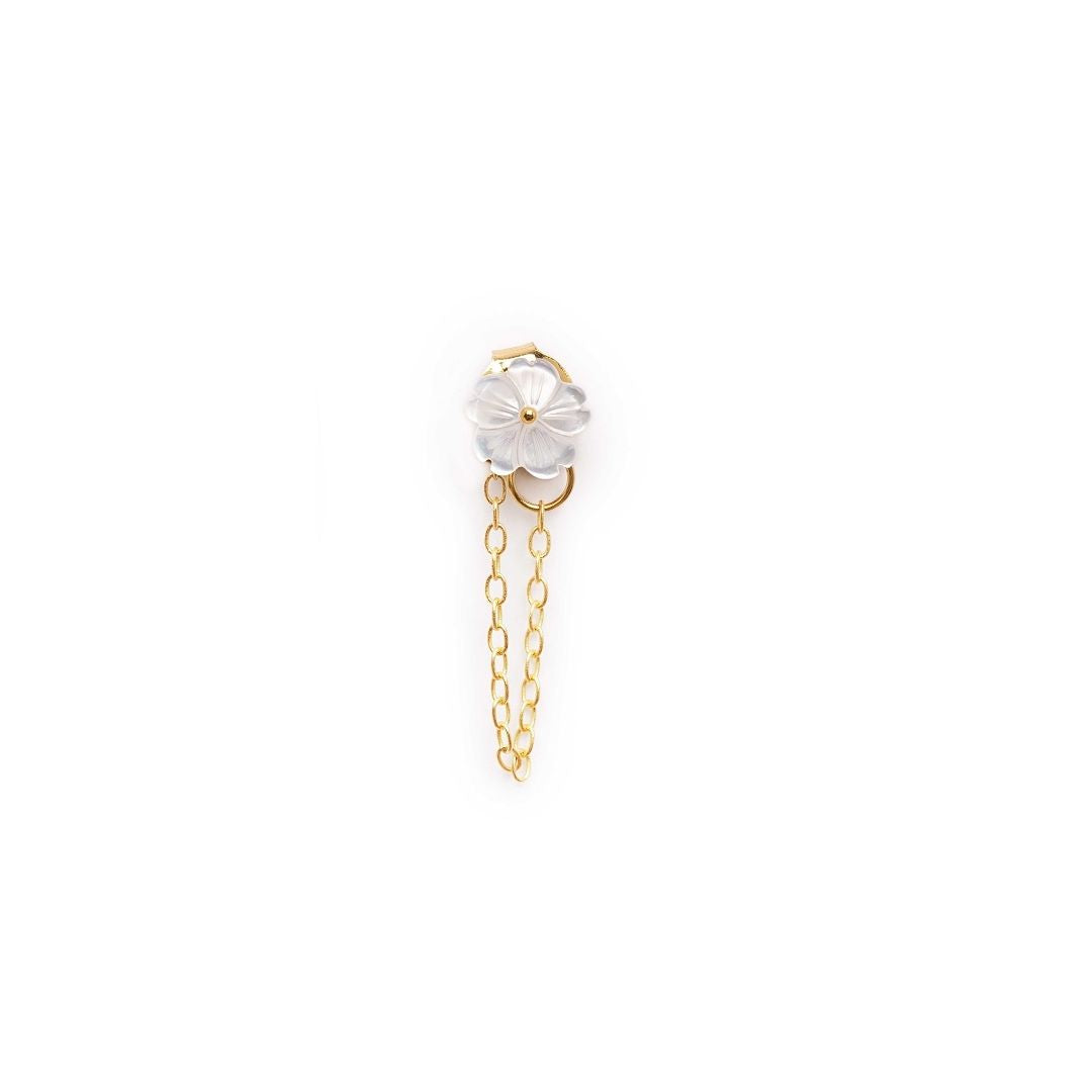 Boucles d'oreilles asymétriques pour femme. Argent 925 et dorées à l'or fin jaune. Perle blanches et fleur blanche en nacre. Boucle d'oreilles pendantes. Boucles d'oreilles chaine Les Joyaux d'Auré