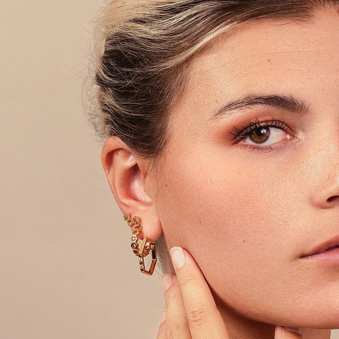 Anneaux dorés alvéoles. Inspirés des abeilles. Boucles d'oreilles femme originales. Dorées qui résistent à l'eau. Les Joyaux d'Auré