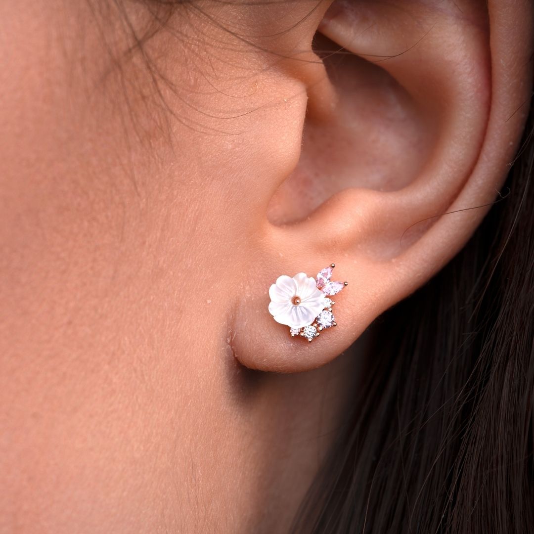 Puces d'oreilles fleuries pour femme en argent 925. Puces d'oreilles sans risque d'allergie. Puces d'oreilles avec fleur et pierres. Les Joyaux d'Auré