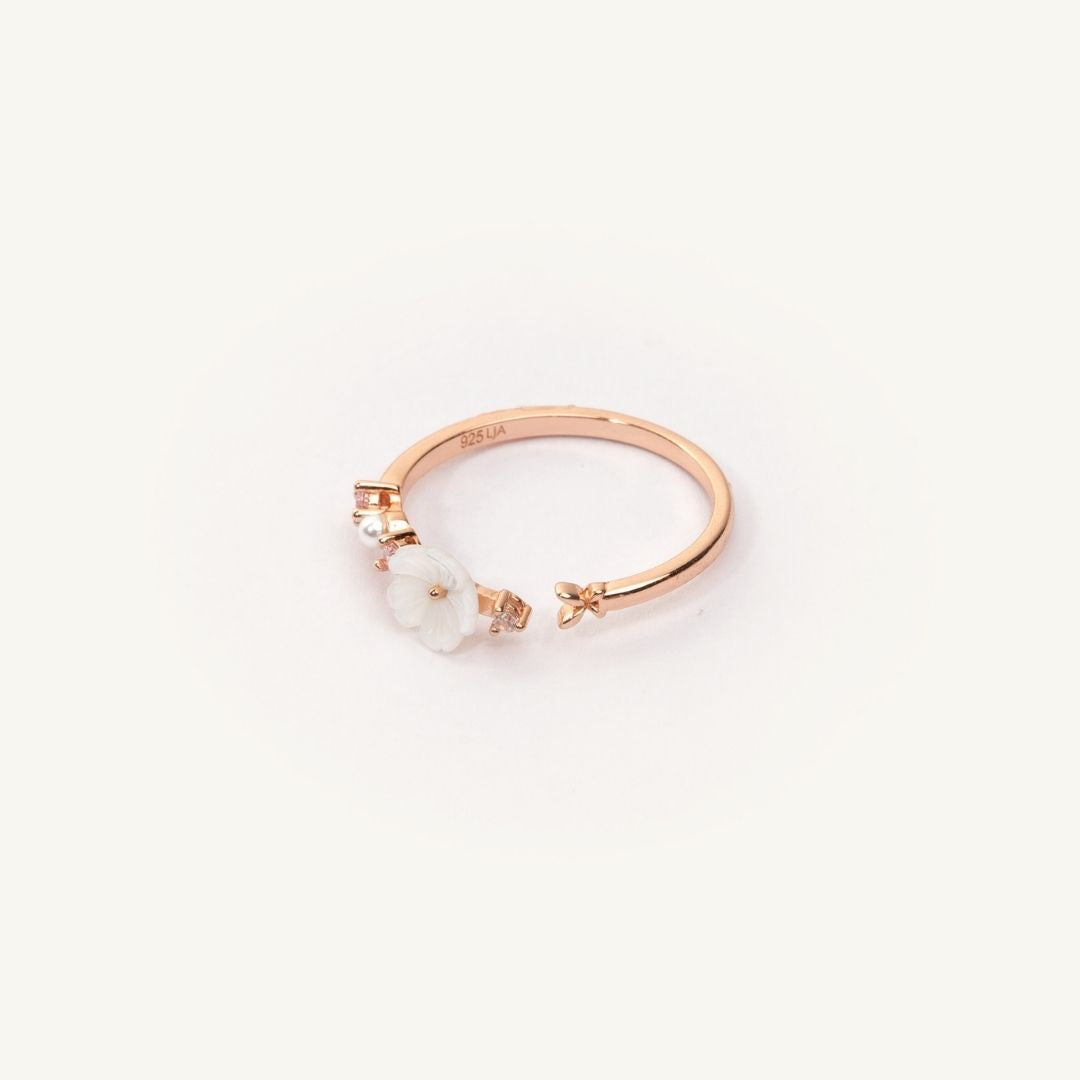 Bague fleur ajustable pour femme en argent 925 et dorée à l'or fin 18K. Les Joyaux d'Auré. Bague or rose ajustable