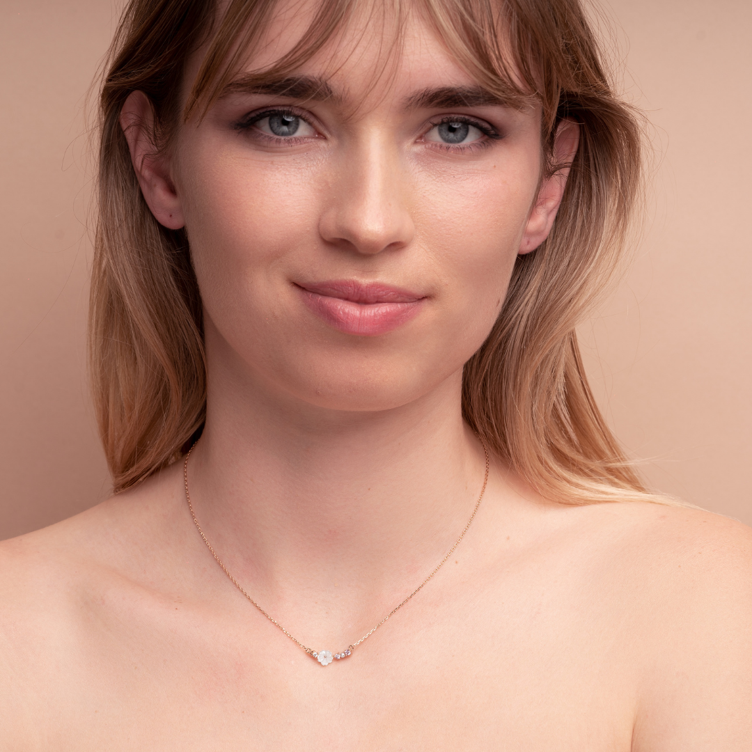 Colliers fleuries pour femme or rose. Collier or rose avec pierres colorées et papillon. Fleur en nacre. Les Joyaux d'Auré. Collier qui résiste à l'eau