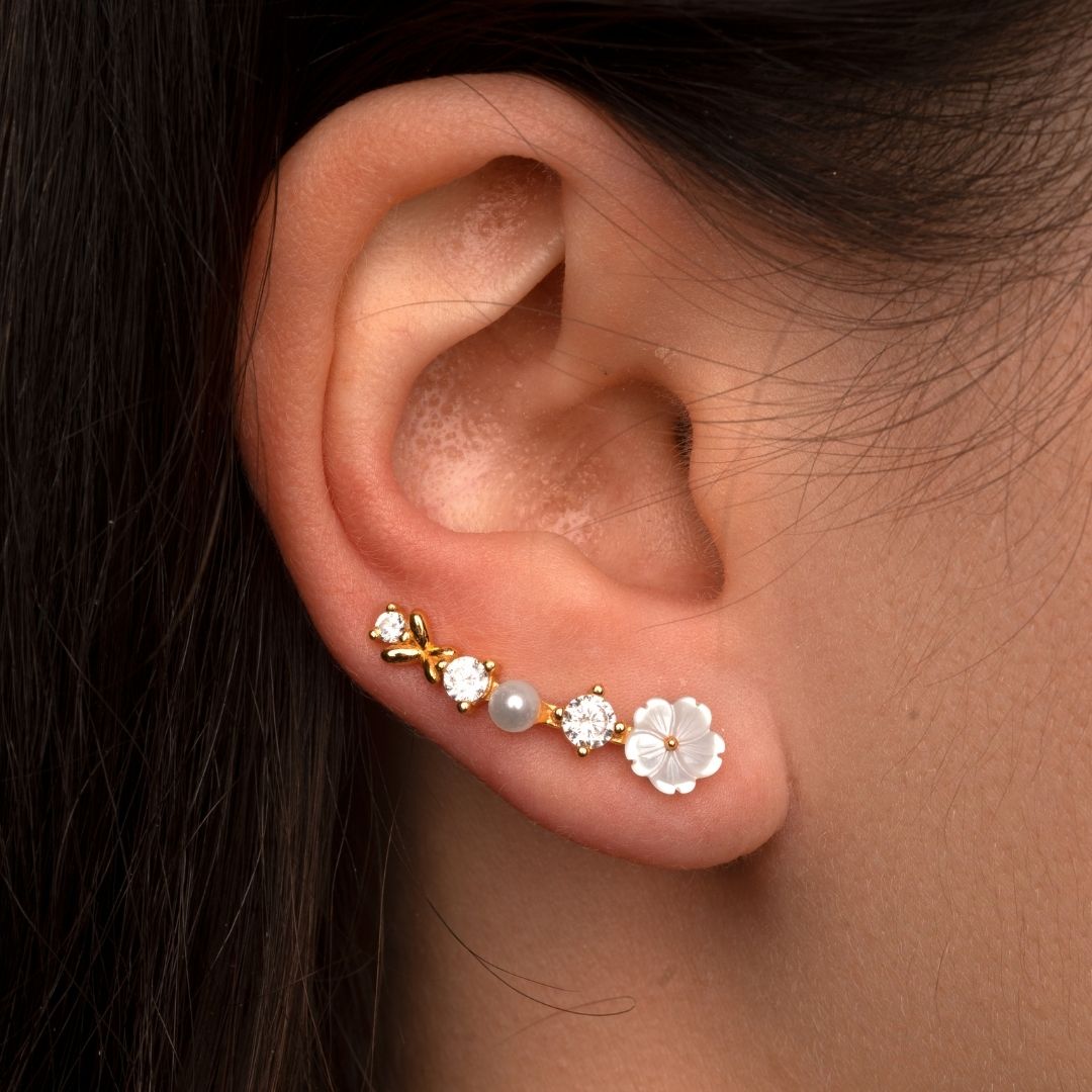 Boucles d'oreilles fleurs. Boucles d'oreilles grimpantes pour femme ornées de pierres blanches et d'une perle naturelle blanche. Les Joyaux d'Auré 