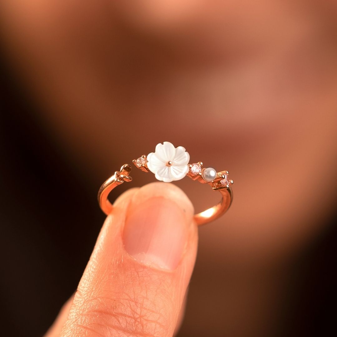 Bague fleur ajustable pour femme en argent 925 et dorée à l'or fin 18K. Les Joyaux d'Auré.
