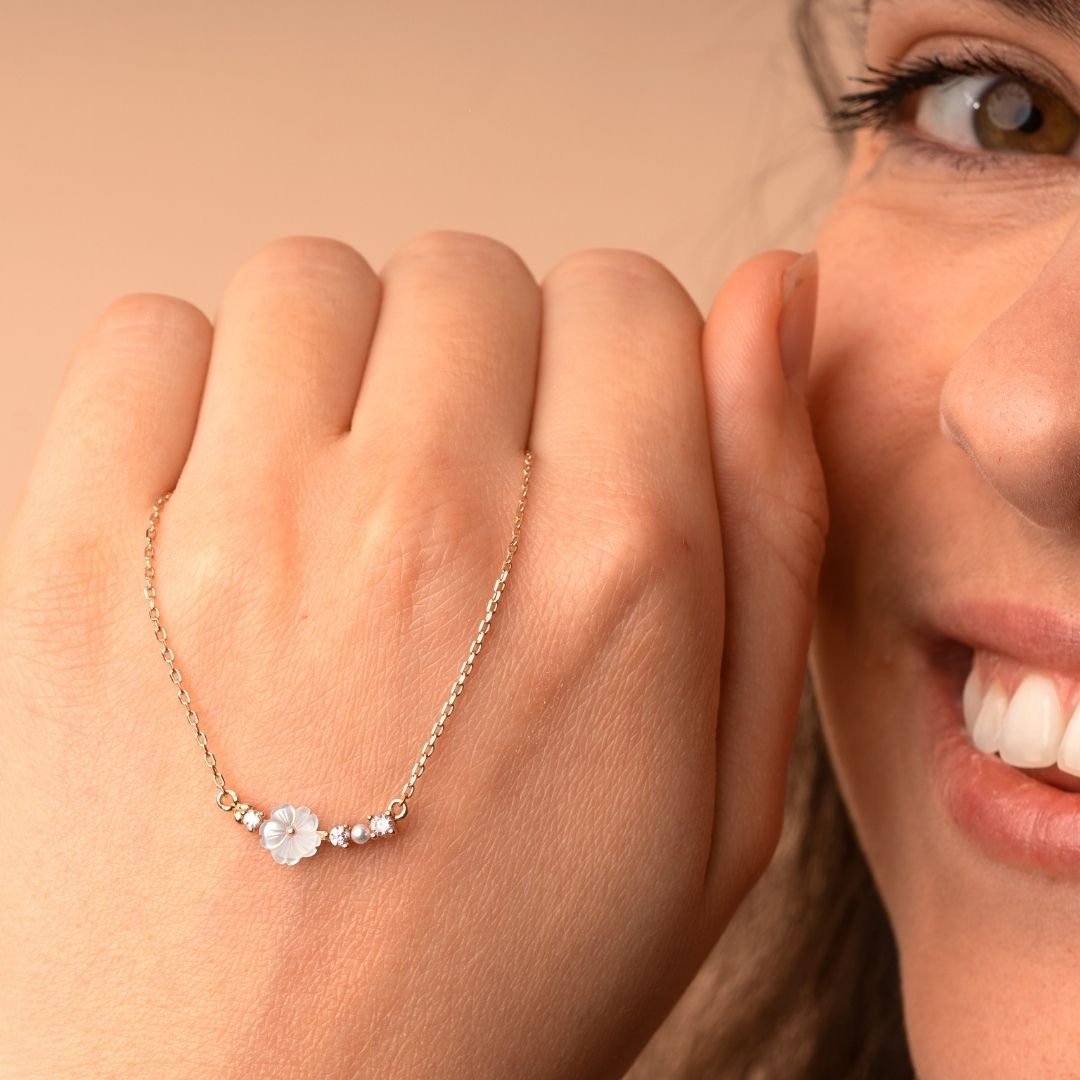 Colliers fleuries pour femme or rose. Collier or rose avec pierres colorées et papillon. Fleur en nacre. Les Joyaux d'Auré. Collier qui résiste à l'eau