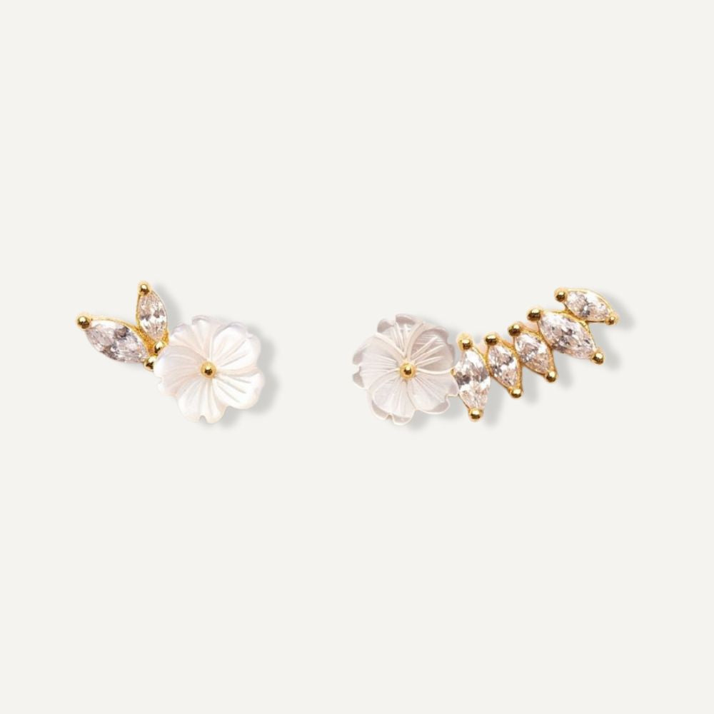 Boucles d'oreilles dépareillées chaine, perle et fleur - Lara et Maud - Les  Joyaux d'Auré