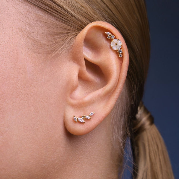 Piercing d’oreille Alba, zircons blancs, or jaune, fleur nacre, style sophistiqué, bijou tendance. Les Joyaux d'Auré