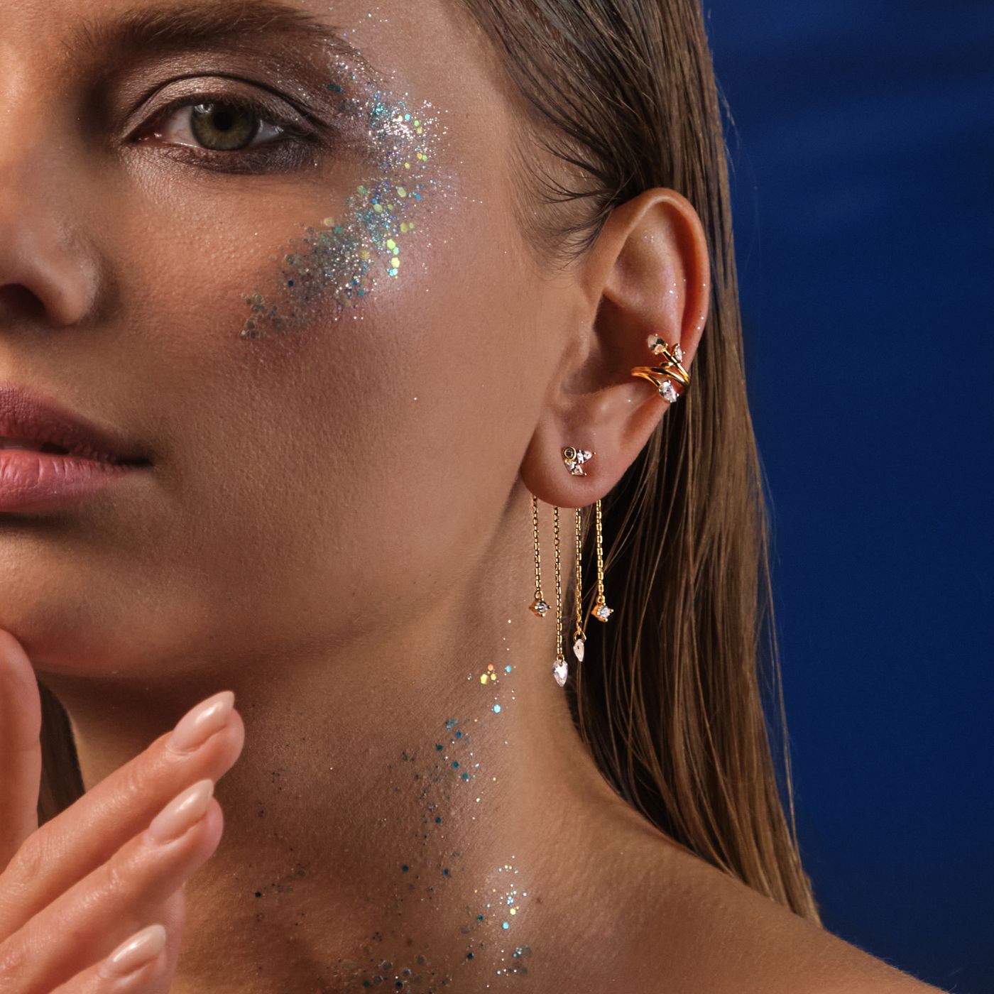boucles d'oreilles or et pierres blanches. Puce d'oreille dorée. Sans risque d'allergie