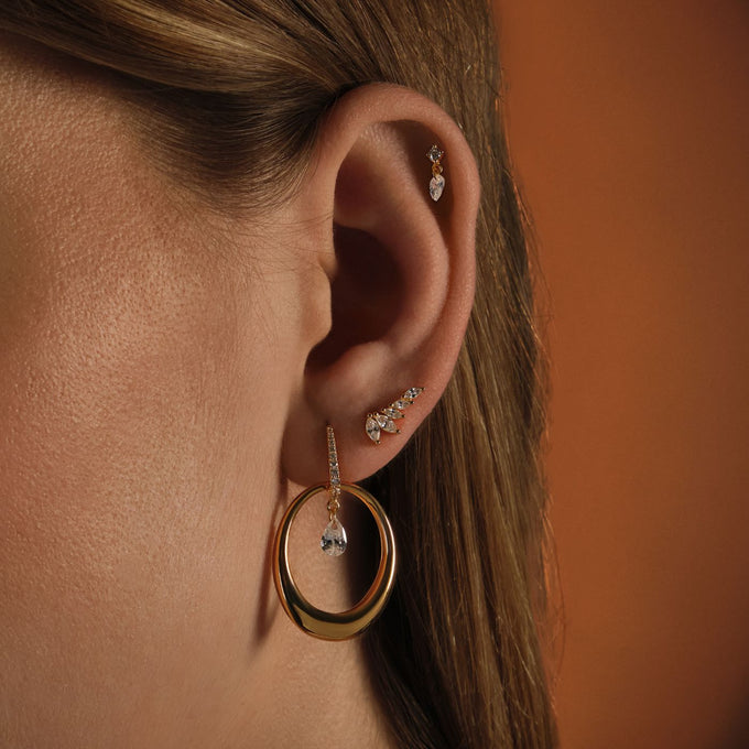 piercing oreille or avec goutte d'eau. piercing hélix or. Bijoux dorés. Piercing oreille. Piercing oreille dorés, or. boucle d'oreille doré